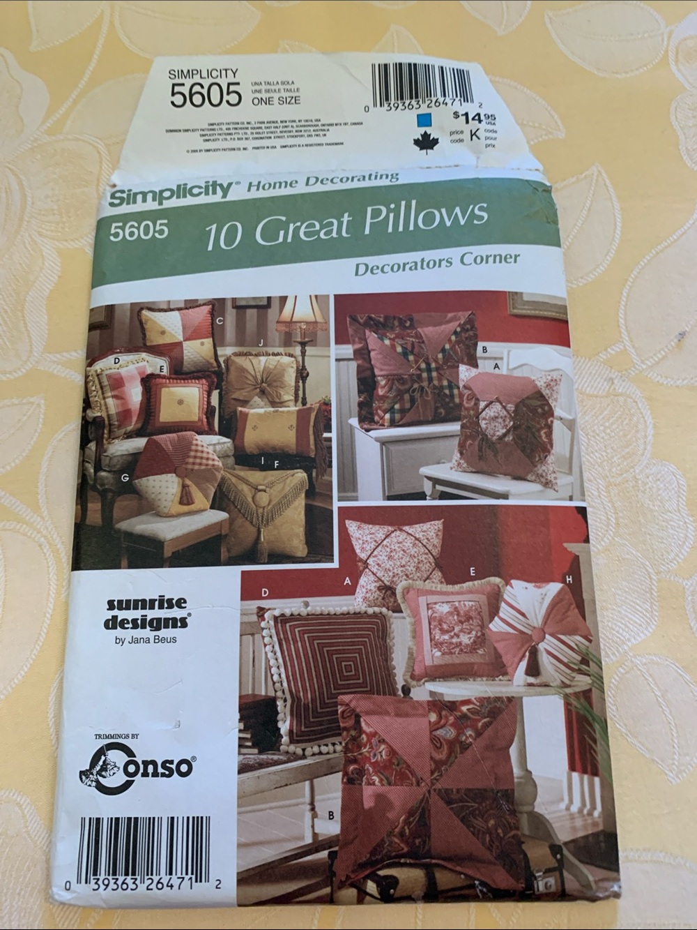 Simplicity Decorative Pillow Pattern Packet in Red and Cream